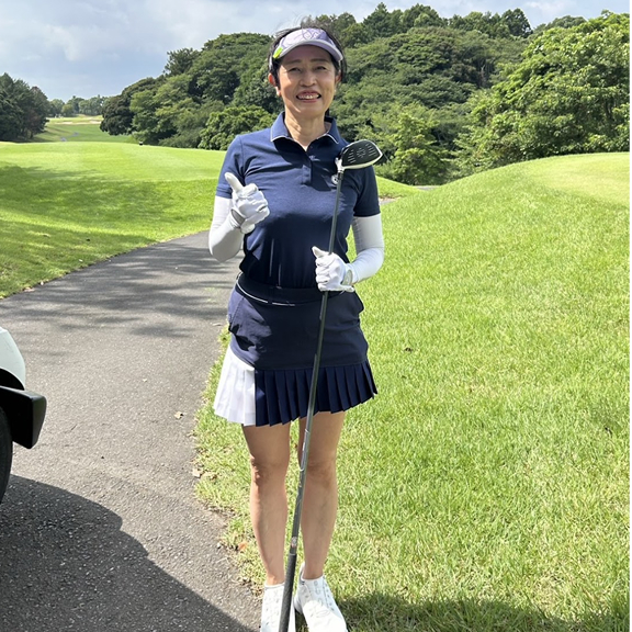 眞野先生がゴルフを楽しんでいる写真