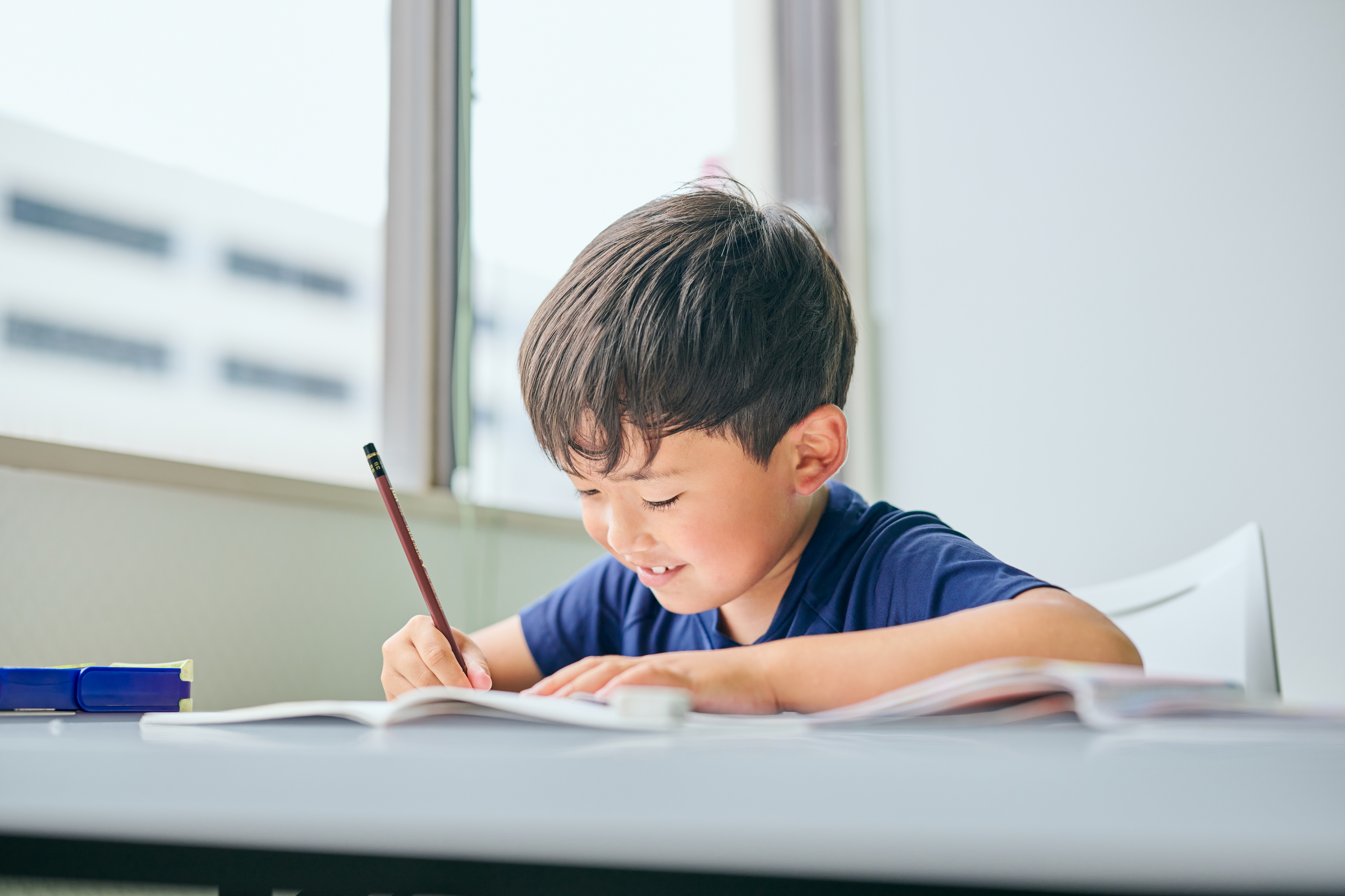 なぞなぞを楽しく解いているメージ