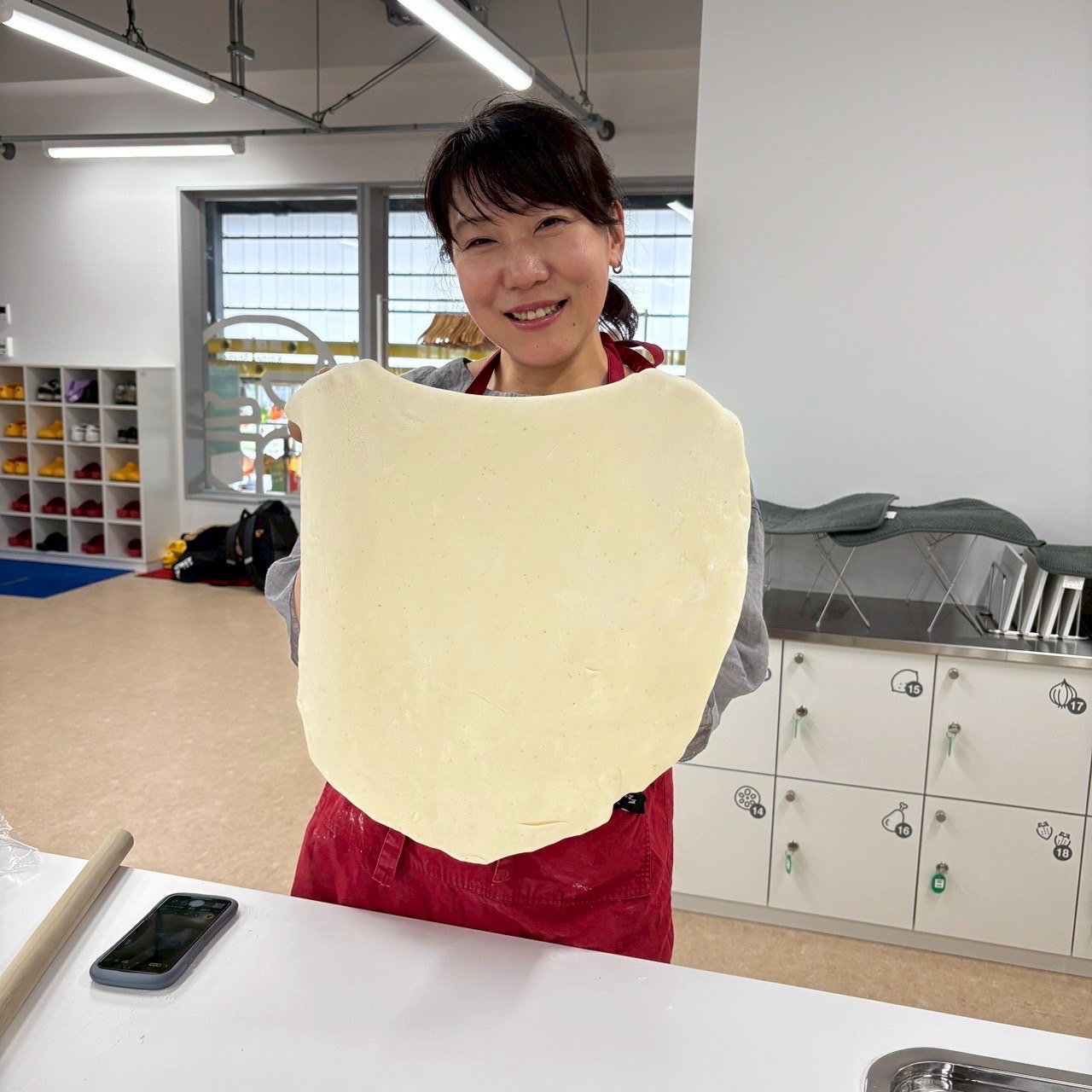 遠矢先生がお料理を教えている写真